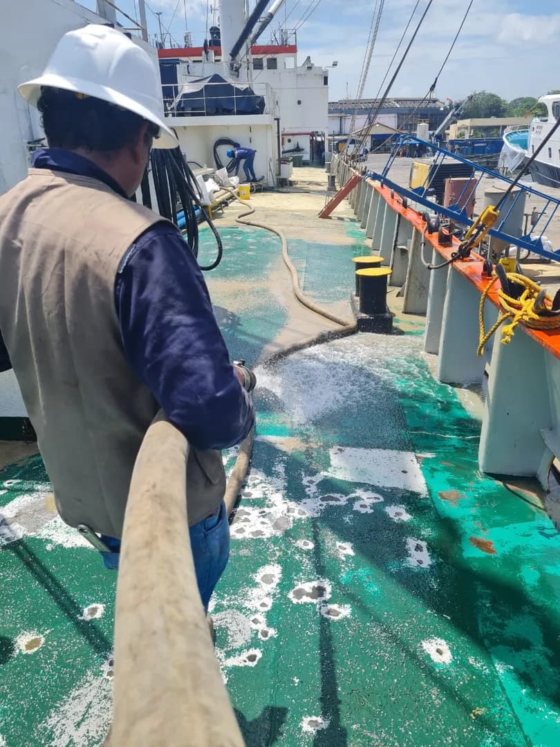 Cubierta limpia después del sandblasting profesional