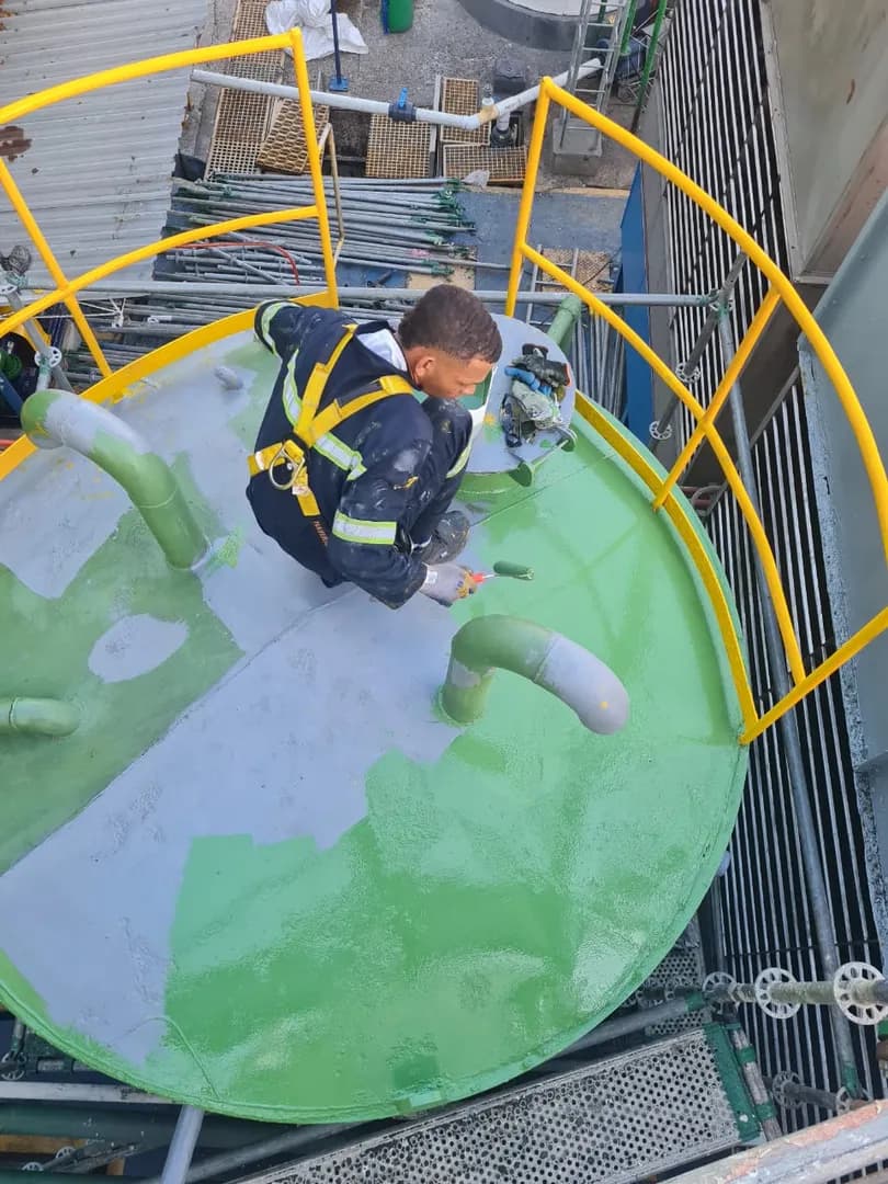 Tanque pintado con recubrimiento anticorrosivo