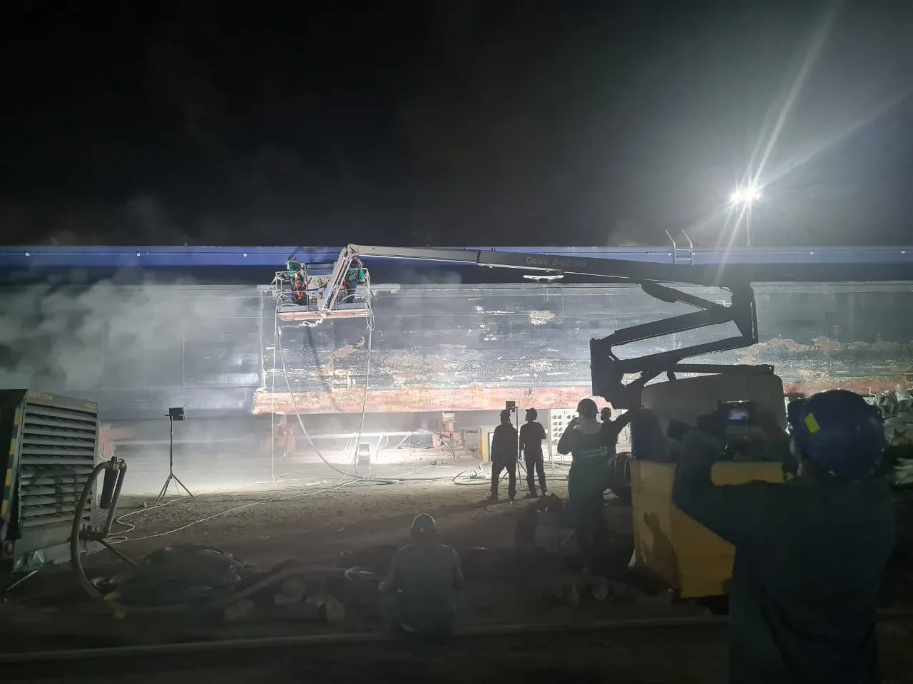 Sandblasting industrial nocturno en buque - CMP SAS Cartagena preparación de superficies certificada NACE