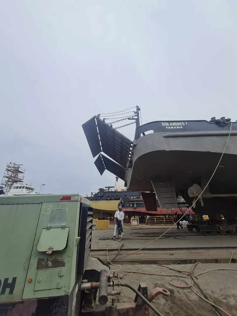 Mantenimiento de remolcador en dique seco