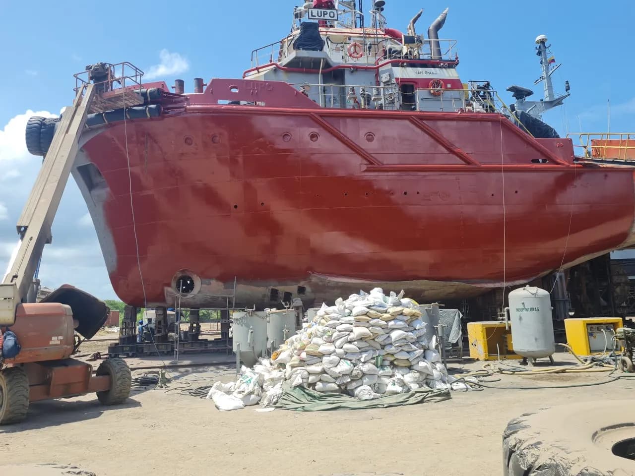 Acabado de pintura anticorrosiva en embarcación