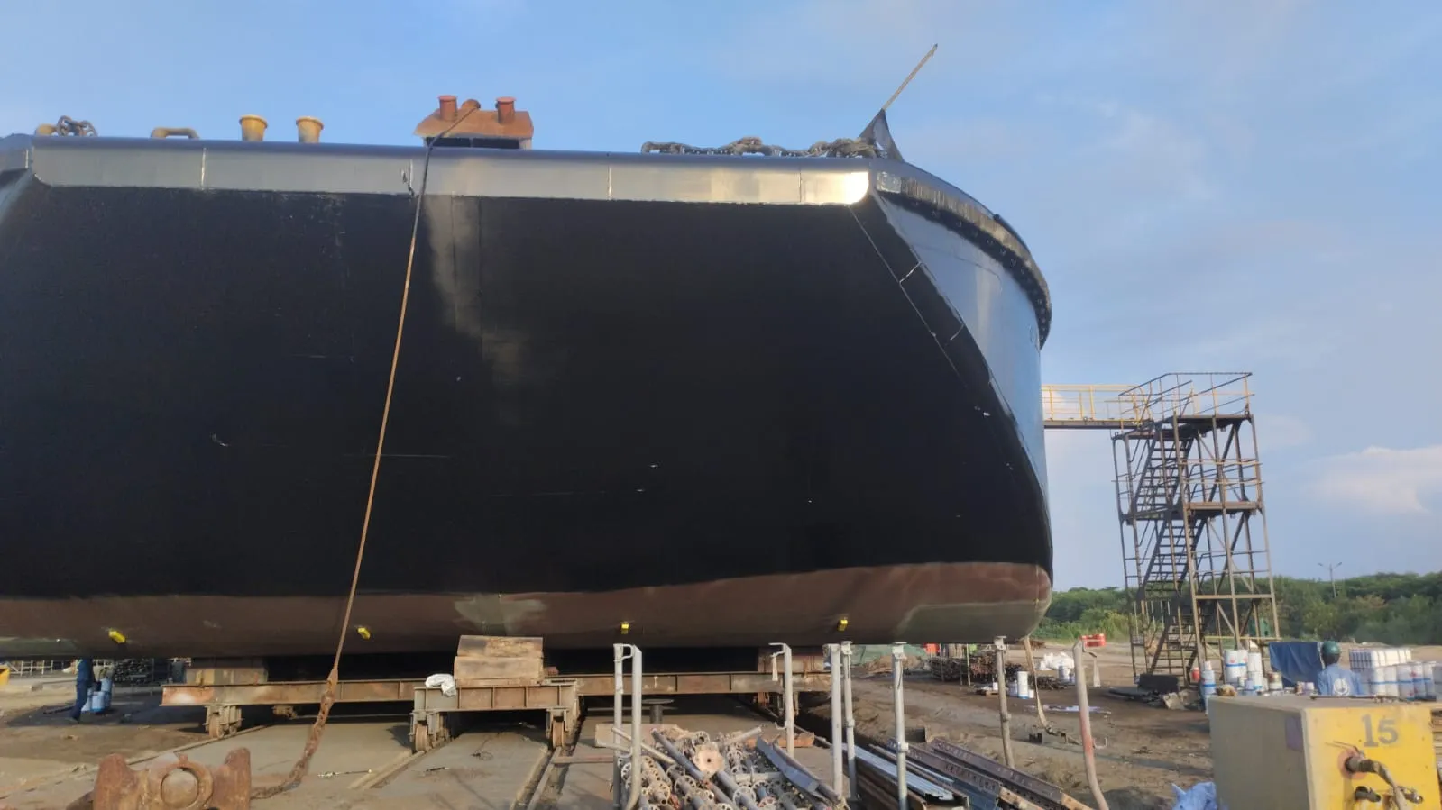 Resultado final de sandblasting y pintura en casco