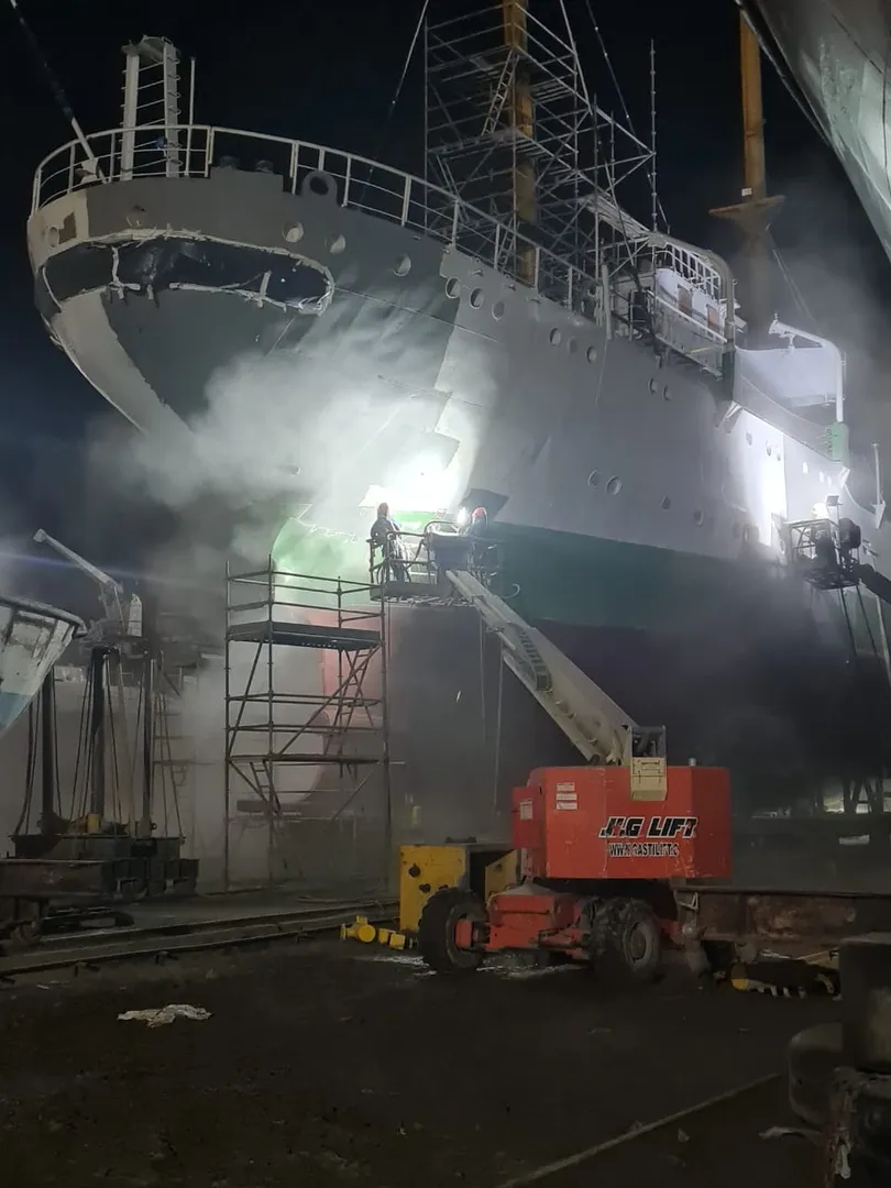 Sandblasting industrial en casco de buque